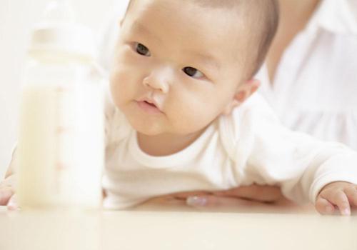 婴儿湿疹哺乳妈妈不能吃什么（婴儿湿疹哺乳妈妈不能吃什么水果）