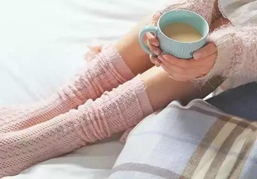 冬天手脚冰凉是怎么回事（夏天手脚发热冬天手脚冰凉是怎么回事）