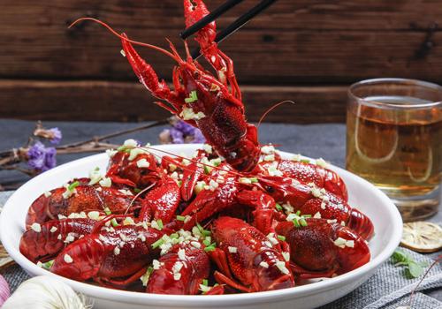 小龙虾用盐和醋泡多久 小龙虾在盐水里能活多久