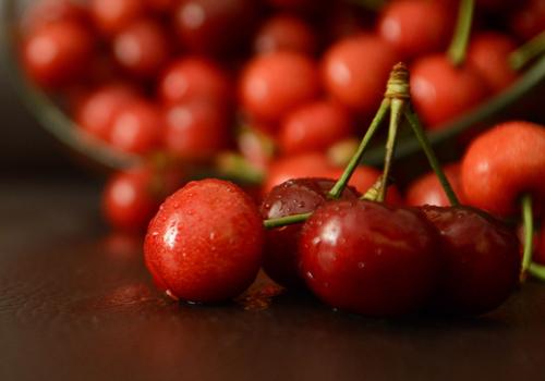 经常熬夜吃什么水果对皮肤好 经常熬夜吃什么水果对皮肤好一些