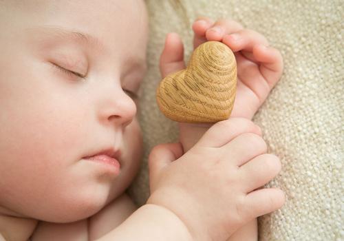 如何让宝宝睡整夜觉(怎样让婴儿睡整夜觉)