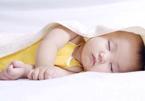 冬天宝宝睡午觉要脱外套吗（冬天宝宝睡午觉需要脱外套吗）