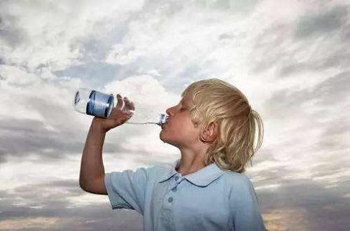 长期喝矿泉水对身体好吗(长期喝矿泉水对身体有什么坏处)