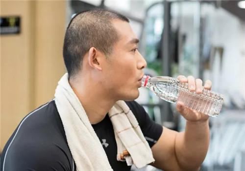 出汗真的是身体在排毒吗(出汗真的是在排毒吗?真正的原因是什么)