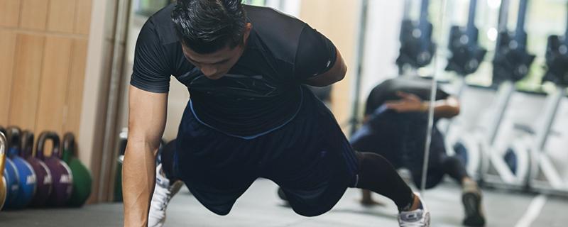 做俯卧撑能使肩膀变宽吗 俯卧撑可以加宽肩膀吗