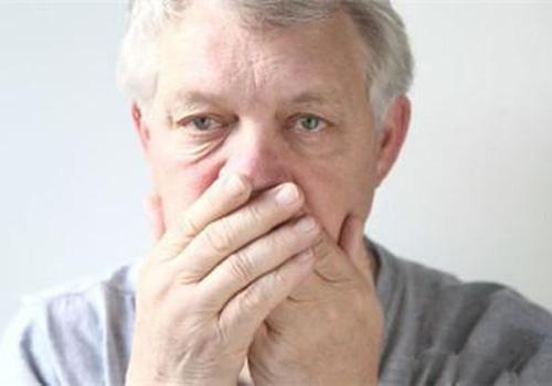 老人口臭是什么原因（老人口臭是什么原因引起的,怎样去除）