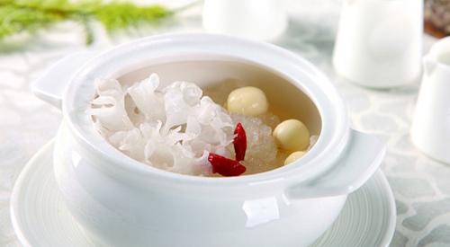 感冒了能吃银耳莲子吗（感冒了能吃莲子银耳汤吗）