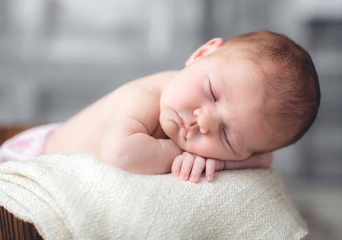 新生儿晚上不睡觉怎么办（新生儿晚上不睡觉有什么好办法）