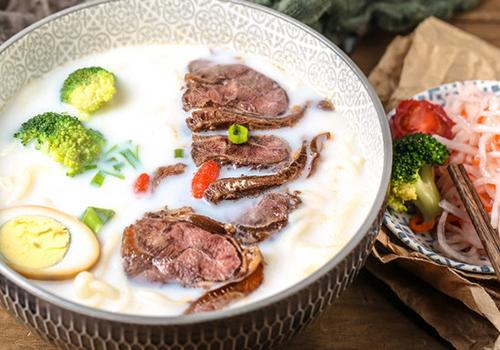 猪骨和牛骨可以一起熬汤吗（牛骨可以和猪骨能一起熬高汤吗）