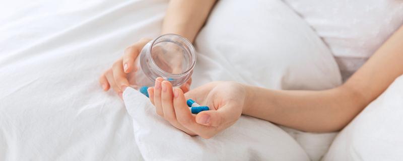 早上吃的药下午可以喝茶吗（早上吃中药中午能喝茶吗）