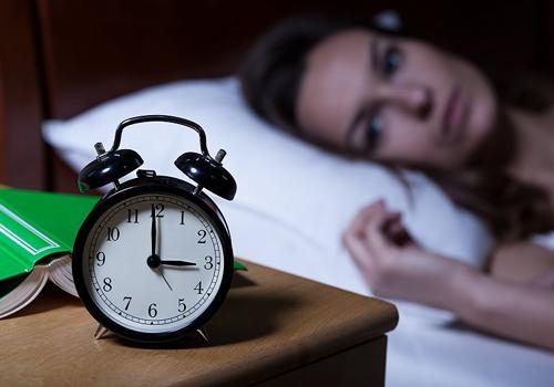 睡觉前老是胡思乱想怎么回事(睡觉前总是胡思乱想)