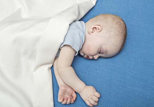 冬天宝宝睡觉盖什么被子 冬天宝宝睡觉盖什么被子好