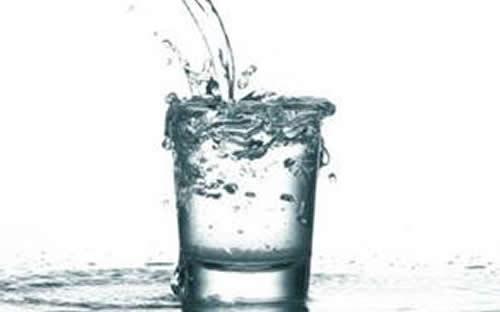 产妇多喝水奶水会多吗（多喝水能产奶吗）