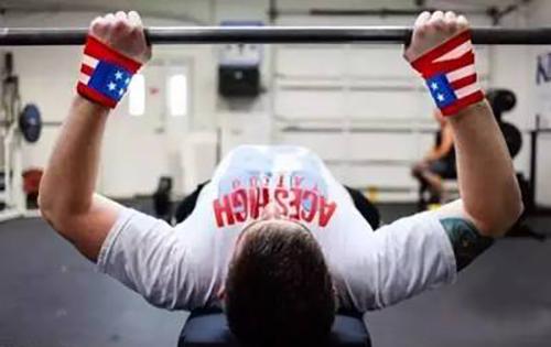 卧推空杠也推不起来 杠铃卧推推不上去怎么办