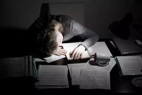 经常熬夜的人吃什么好（经常熬夜的人吃什么好啊）