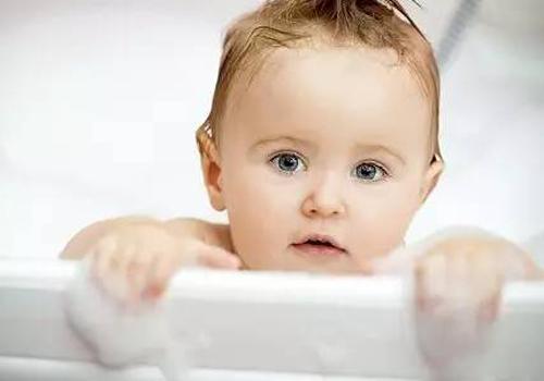 宝宝脐带一个月了还没掉怎么回事(宝宝脐带一个月了还没掉怎么办)