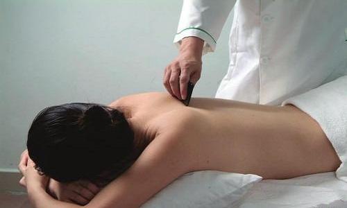 刮痧可以治疗月经不调（月经不调刮痧刮哪里图解）