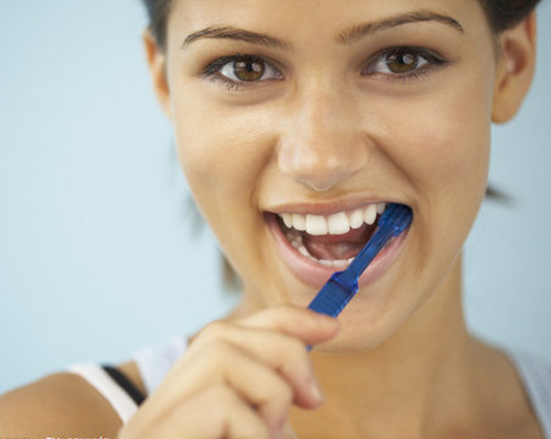 刷牙恶心呕吐是怎么回事(刷牙会恶心呕吐)