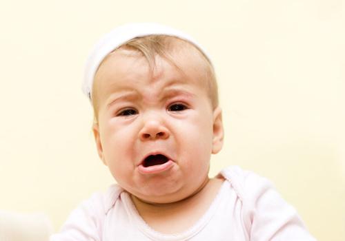 新生儿晚上睡觉老是使劲还哼哼 新生儿晚上睡觉老是使劲还哼哼还哭
