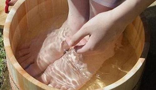 冬天泡脚放什么好 冬天泡脚可以放点什么