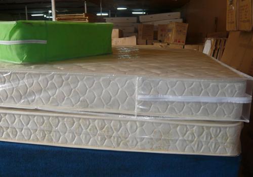 床垫上的塑料膜要不要撕（床垫上的塑料膜要不要撕掉有甲醛吗）