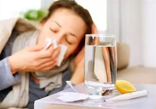 感冒期间吃什么食物好的快（感冒要吃什么食物好得快）