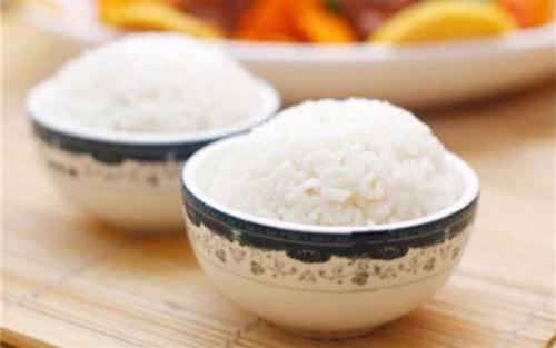 煮饭用开水还是冷水好（电饭煲煮饭用开水还是冷水好）