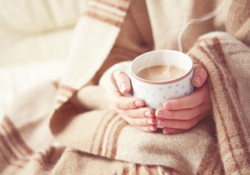 女性冬季手脚冰冷的原因(冬天女性手脚冰冷原因)