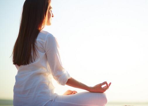 瑜伽可以戴隐性眼镜吗 瑜伽能戴隐形眼镜吗