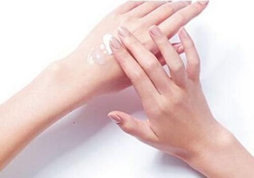 开水烫红了皮肤怎么办(开水烫红了皮肤怎么办会留疤吗)