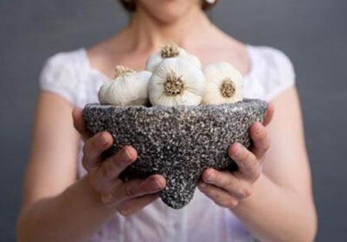 大蒜贴脚心有什么作用（脚掌贴大蒜的作用）