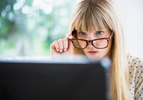 为什么眼睛看东西会模糊（为什么眼睛看东西会模糊流泪）