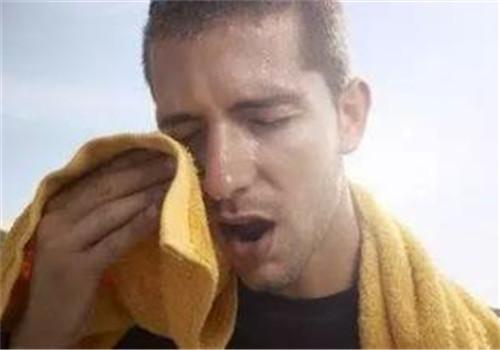 吃饭时出汗是怎么回事 吃饭时为什么出汗怎么回事