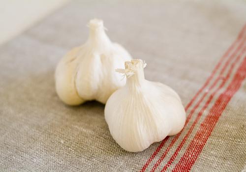 大蒜对感冒咳嗽有用吗（吃大蒜对感冒咳嗽有好处吗）