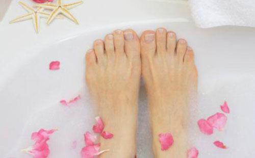 经期可以泡脚吗（经期可以泡脚吗生姜艾草）