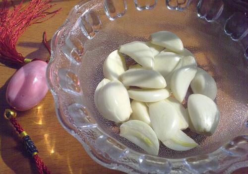 大蒜和枸杞泡酒的功效 大蒜和枸杞泡酒的功效与作用及食用方法