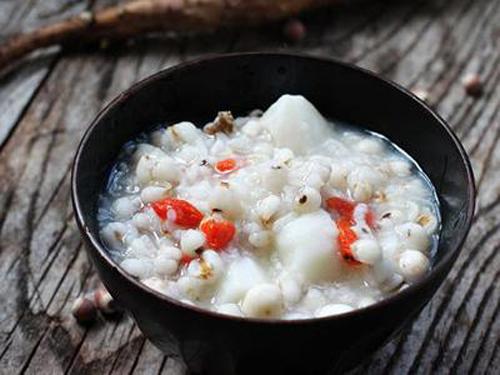 剖腹产坐月子吃什么好（剖腹产坐月子吃什么好又可以恢复）