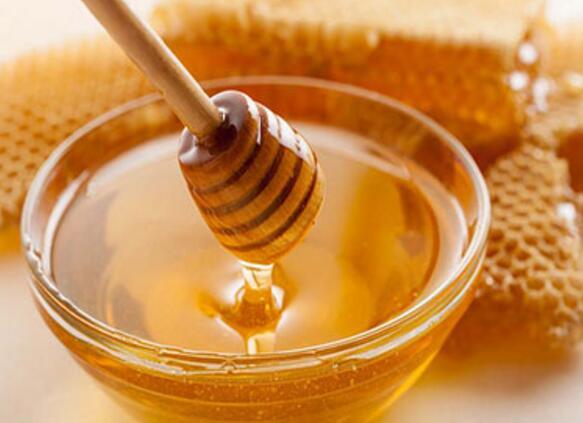 婴儿能喝蜂蜜水吗 刚出生的婴儿能喝蜂蜜水吗
