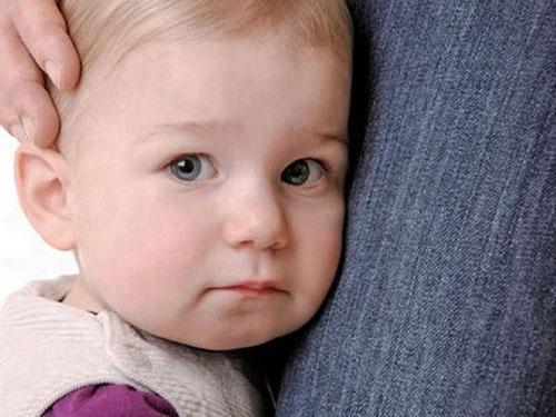 小孩怕生人怎么办 孩子怕生人怎么办