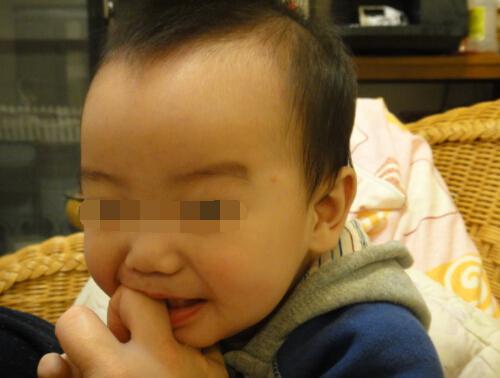 两岁的宝宝爱咬人是怎么回事（两岁多的宝宝爱咬人怎么回事）