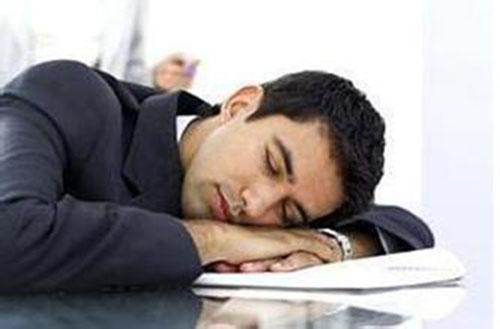 午睡趴着睡有什么不好（午觉趴着睡有什么危害）