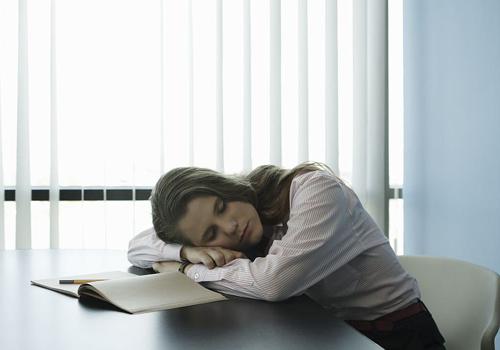 睡午觉起来头晕是怎么回事（睡了午觉起来头晕是为什么）