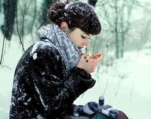 早搓手午晒背晚泡脚可长寿（早梳头午晒背晚泡脚）