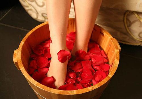 女性月经期间能泡脚吗（女性月经期可以泡脚吗）