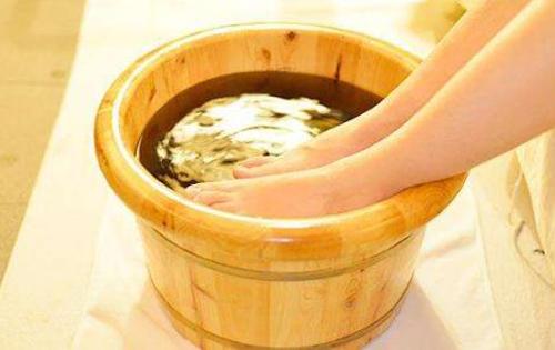 冬天泡脚的好处（冬天泡脚的好处说说）