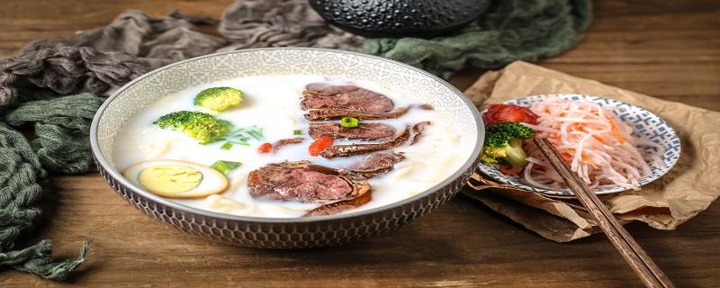 猪骨煲汤有什么功效（猪骨汤的功效）