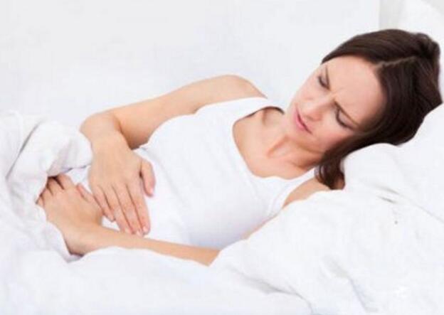 卵巢癌是怎么引起的(女人得卵巢癌是怎么引起的)