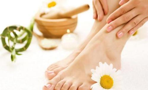 女人手脚冰凉是什么原因（女人手脚冰凉是什么原因怎么办）