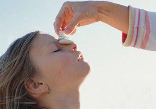 流鼻血缺什么维生素(小孩子流鼻血缺什么维生素)