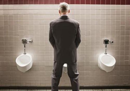 男人喝水多尿频是怎么回事 如何解决男人尿频问题